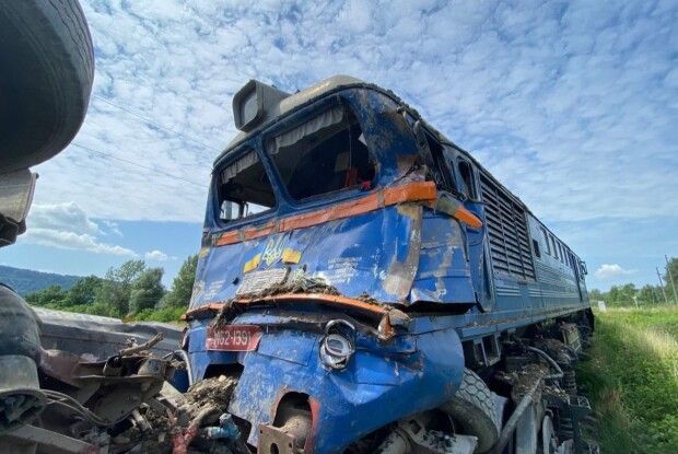 Вантажівка потрапила під потяг: подробиці аварії на Закарпатті (Фото)