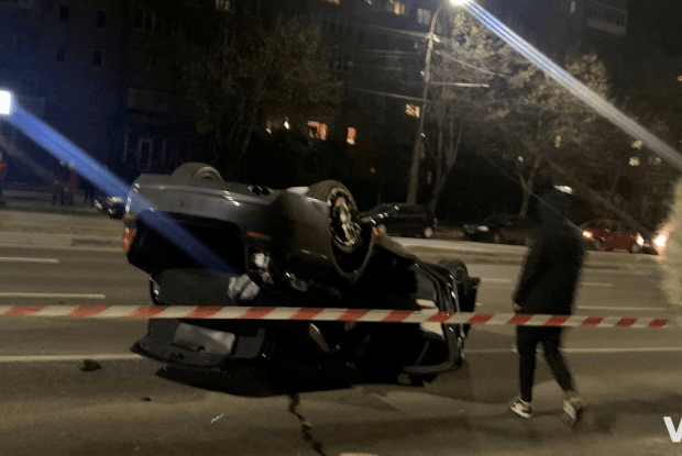 У Луцьку сталася аварія, одна з автівок перевернулася