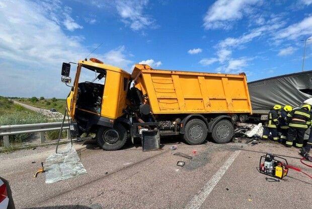 На Рівненщині зіткнулися дві вантажівки, один водій загинув