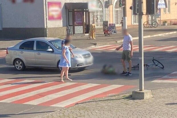Їхав велосипедом на червоне: на Волині авто збило пенсіонера на переході (Фото)