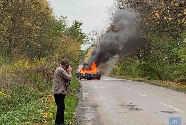 Обпеклися руки та голова: на Волині на ходу загорівся автомобіль (Фото, відео)