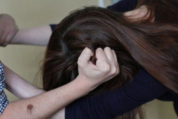 У новорічну ніч дівчина побила подругу, а її товариші зняли все на відео