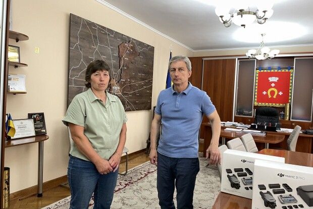 Волинянка возить допомогу на фронт, де воюють її син та чоловік