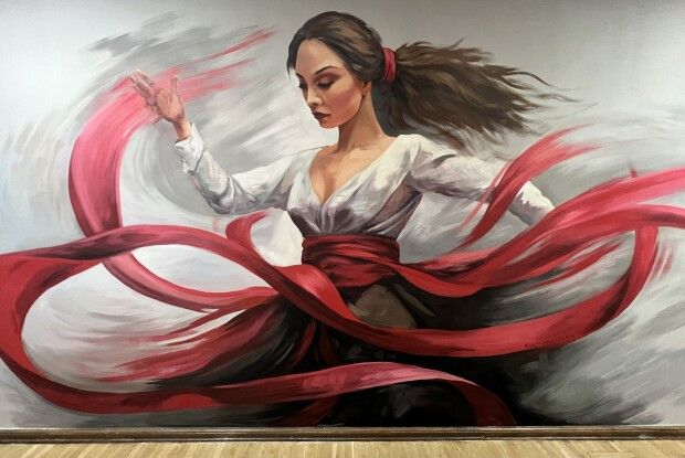 Дівчина, яка танцює з вітром: на Рівненщині з’явився новий мурал