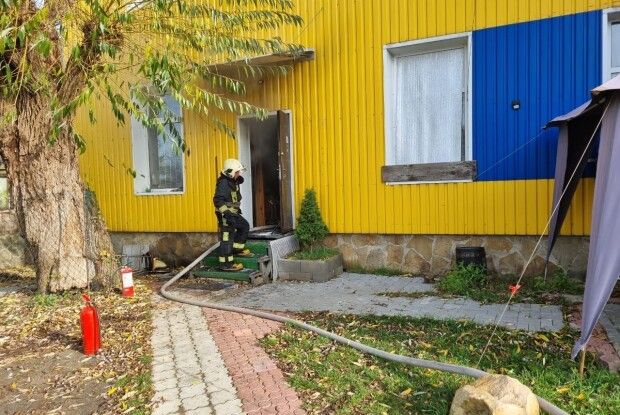 У селищі на Волині горіла двоповерхова будівля: вогонь знищив техніку і меблі 