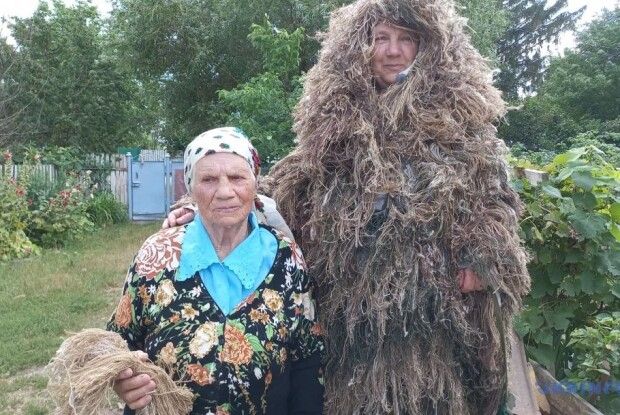 Кровопивце путіне, тремти: бабця Люба у 102 роки взялася плести «кікімори»!