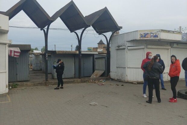 На Старому ринку Луцька демонтували ворота. Підприємці мобілізуються