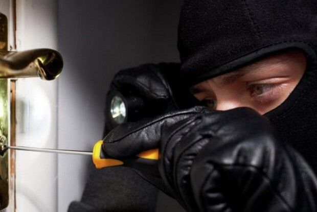 Двоє чоловіків пробралися до салону у центрі Львова, напали на працівниць, а потім підірвали приміщення  