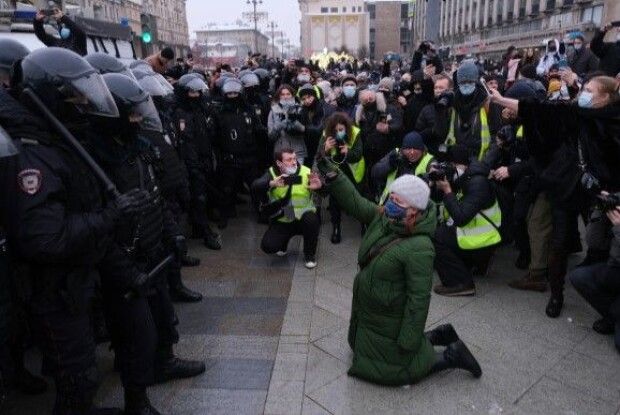 У Росії під час протестів затримали німого чоловіка за... «скандування гасел»