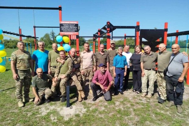 На Волині у пам'ять про полеглого сина-героя батьки подарували спортивний майданчик 