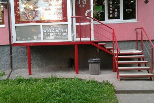 Луцьку перукарню зобов'язали підстригти траву