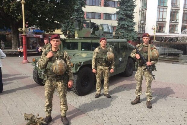 Десантники 80-ї бригади продемонструють своє озброєння у чотирьох волинських містах