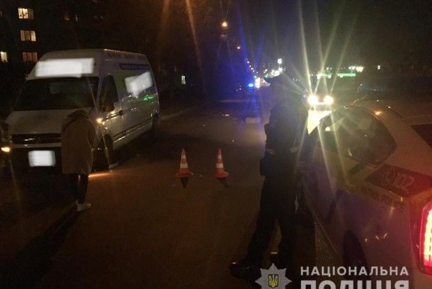 У Рівному мікроавтобус збив дітей, які каталися на скейті та самокаті