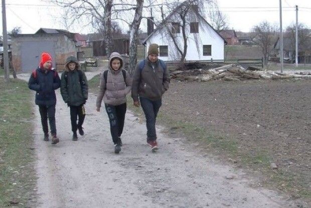 У громаді на Волині п'ятий місяць немає транспортного сполучення, а до автобуса – майже годину пішки (Відео)
