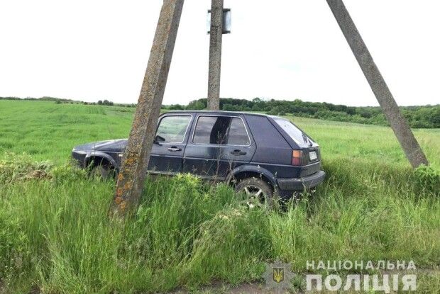 На Рівненщині викрали раритетний «Volkswagen», аби витягнути з багнюки BMW (Фото)