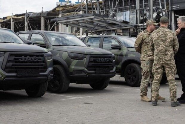 Фонд Порошенка з волонтерами передав на фронт 18 нових пікапів