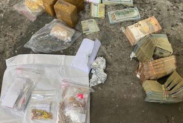 Волинські митники передали державі майже 16 кг вилученого в «дипломатів» золота