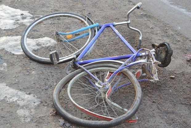 Під колесами автомобіля загинув велосипедист