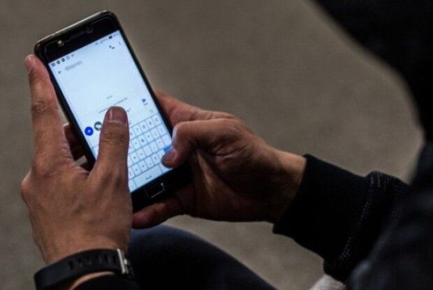 У Ковельському районі на автобусній зупинці у чоловіка вкрали телефон