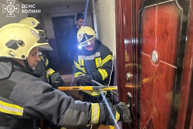 Волинські рятувальники визволили малюка, який зачинився у квартирі на третьому поверсі