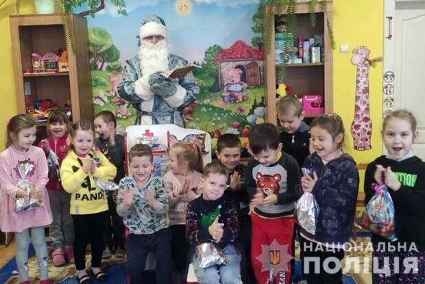З-під шуби Миколая виглядав... пістолет
