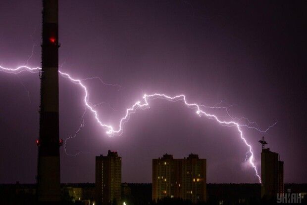 Блискавка через розетку влучила в жінку, яка знаходилася в будинку