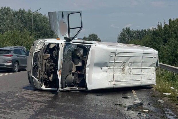 «Мерседес» на даху: на Волині 19-річний водій не впорався зі швидкістю