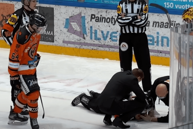 Хокейний арбітр одержав шайбою в обличчя: мінус сім зубів, струс мозку та перелом щелепи (Відео)