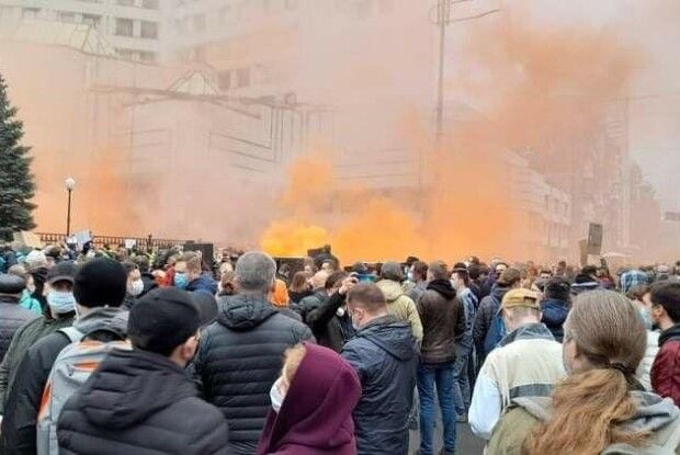 Протест під КСУ: суд закидали фаєрами, презервативами і димовими шашками (Фото)