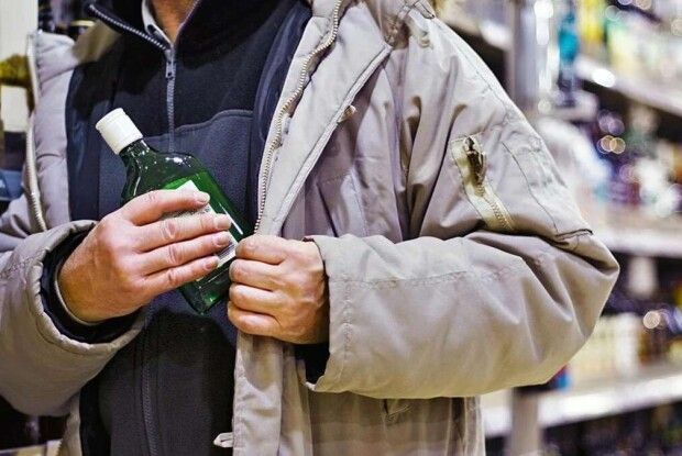 На Волині розшукують чоловіка, який украв в магазині... пляшку віскі