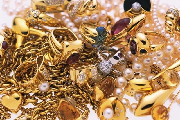 В окупованому Донецьку грабанули ЦУМ – винесли 10 кг золотих виробів