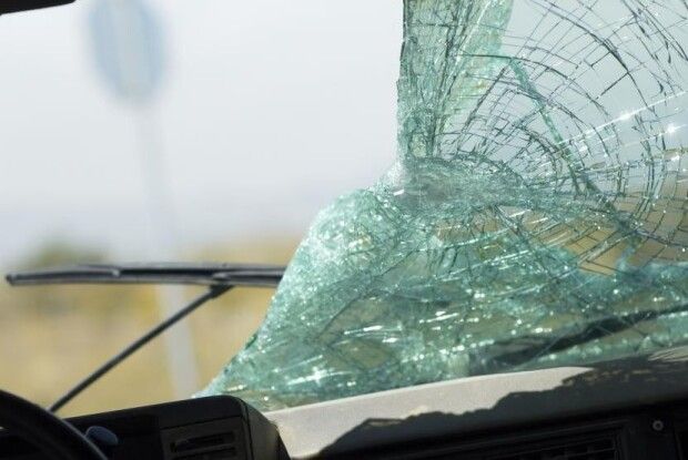 У волинському місті невідомий трощив вікна автомобілів