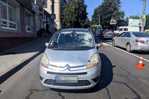У Рівному на переході пенсіонерка потрапила під колеса