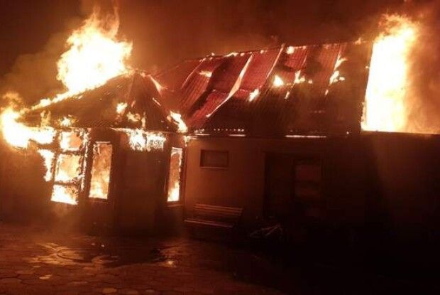 У селі через новорічну гірлянду повністю згоріла хата (Фото)