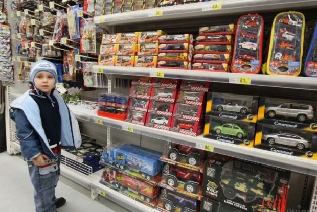 Зниклого на Волині 4-річного хлопчика поліцейські знайшли... в іграшковому відділі