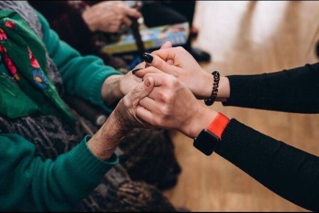 Відвідала могилу доньки: волонтери реалізували мрію 95-літньої волинянки (Відео)