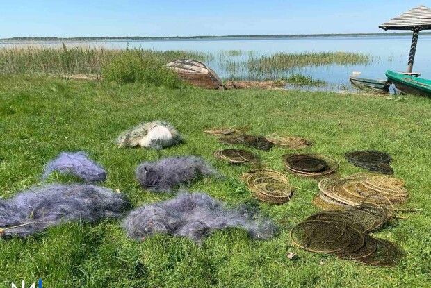 На Волині екоінспектори вилучили з водойм понад 2,5 кілометри браконьєрських сіток