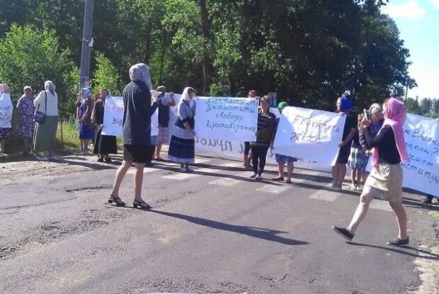 На Волині селяни перекрили дорогу, бо хочуть Московський патріархат