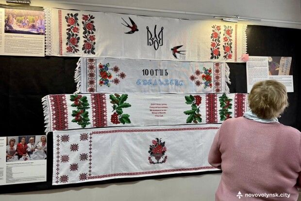 На Волині відкрили виставку рушників, вишитих рідними військовополонених