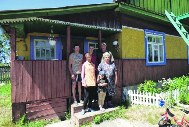Рубай дрова, мішай глину — ​будеш мати затишну хатину!
