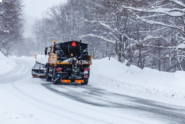 На дорогах Волині снігоприбиральна техніка працювала всю ніч