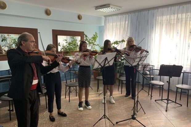 Горохівські музиканти в Міжнародний день музики дарували свої таланти особливим слухачам (Фото)