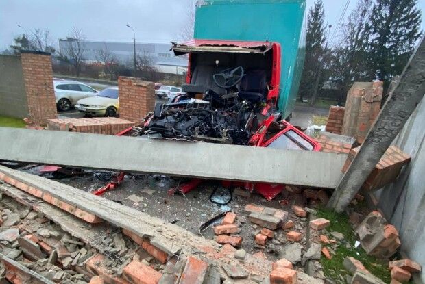 Від удару у бетонну арку кабіна вантажівки розлетілася вщент (Фото)