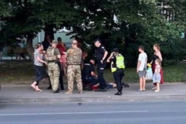 У Луцьку п'яний чоловік влаштував «лицарські бої» (Відео)