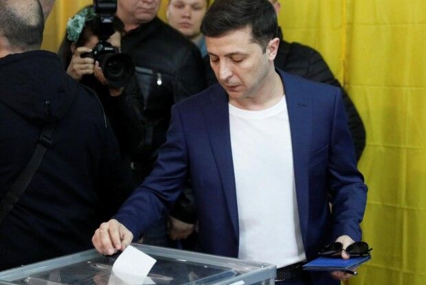 Зеленський наївся яєчні, приїхав на виборчу дільницю і проголосував за Зеленського (фото)