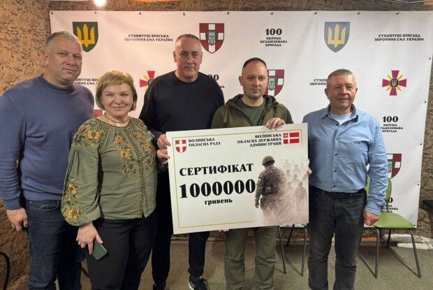 Делегація з Волині з мільйоном гривень привітала воїнів «Сталевої сотки» з річницею заснування