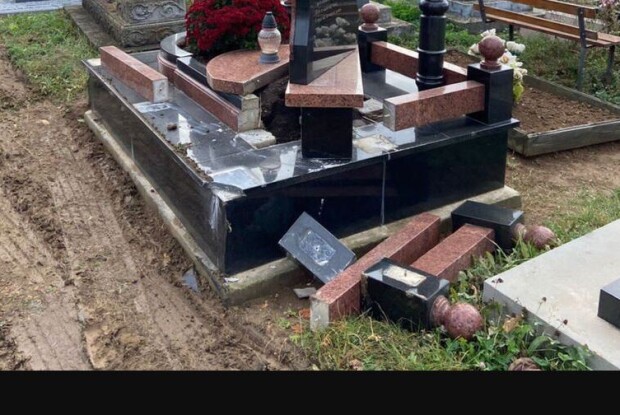 Волинські поліцейські знайшли по гарячих слідах молодого чоловіка, який напакостив на …кладовищі