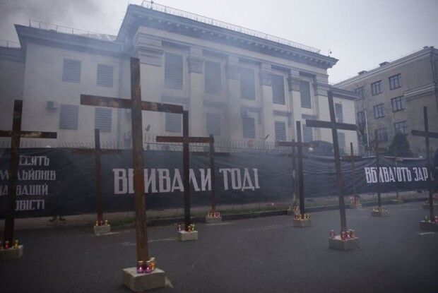Нацкорпус поставив хрести під посольством РФ: «Вбивали тоді, вбивають зараз»