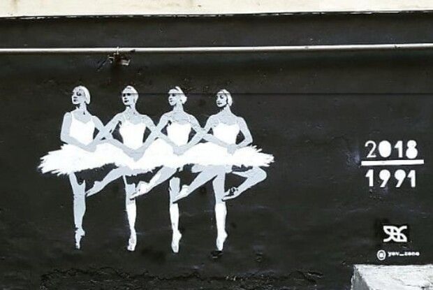 У Санкт-Петербурзі в день інавгурації Путіна з'явилося нове графіті — сцена з балету Петра Чайковського «Лебедине озеро»