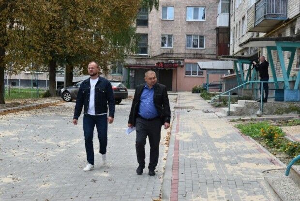 Очільник Луцька перевірив, як у місті проводять ремонти у дворах